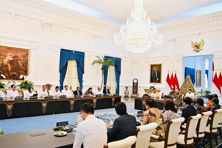 Presiden Prabowo Subianto memimpin rapat terbatas yang membahas perkembangan Kawasan Ekonomi Khusus (KEK) bersama sejumlah Menteri Kabinet Merah Putih di Istana Merdeka, Jakarta, Selasa (22/7/2025). Foto: Instagram/@sekretariat.kabinet