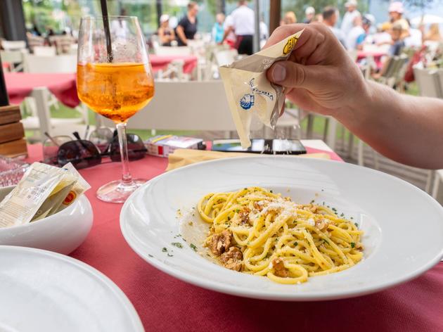 Spaghetti mit Walnüssen und Grana Padano im Trentino, dazu einen Sprizz.