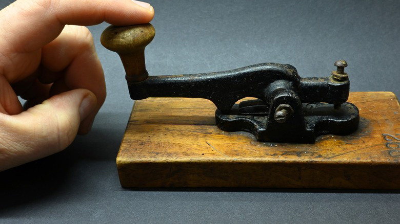 Does The US Navy Still Use Morse Code? Does The US Navy Still Use Morse Code?