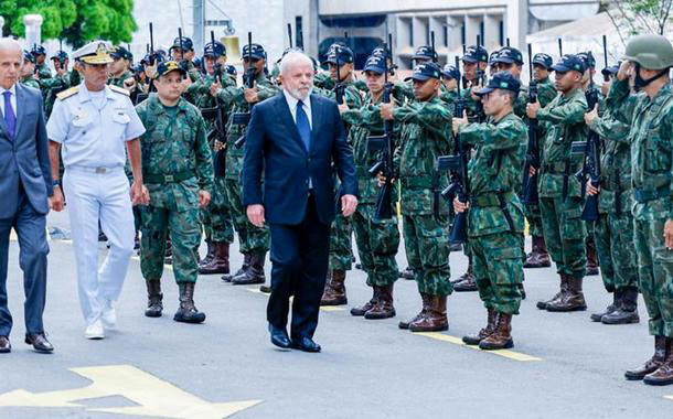Militares pressionam Lula a encerrar a crise com os EUA