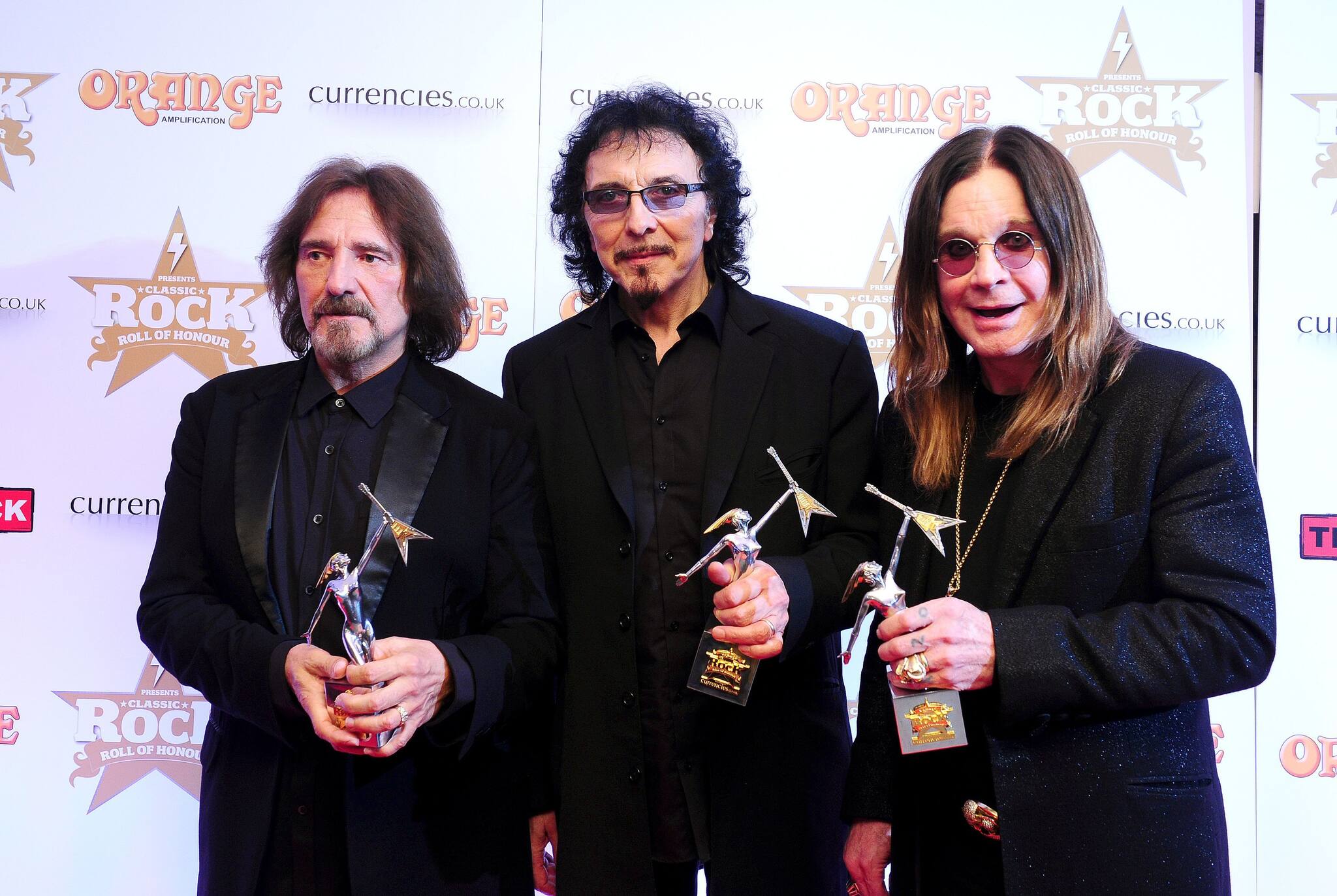 14.11.2013: Geezer Butler, Tommy Iommi und Ozzy Osbourne (von links nach rechts) von Black Sabbath mit dem Preis für das Album des Jahres 13, dem Preis für das Ereignis des Jahres und dem Preis für eine lebende Legende bei der Verleihung des Classic Rock Roll of Honour im The Roundhouse, London. Der Frontmann von Black Sabbath ist im Alter von 76 Jahren gestorben. Quelle: Ian West/PA Wire/dpa