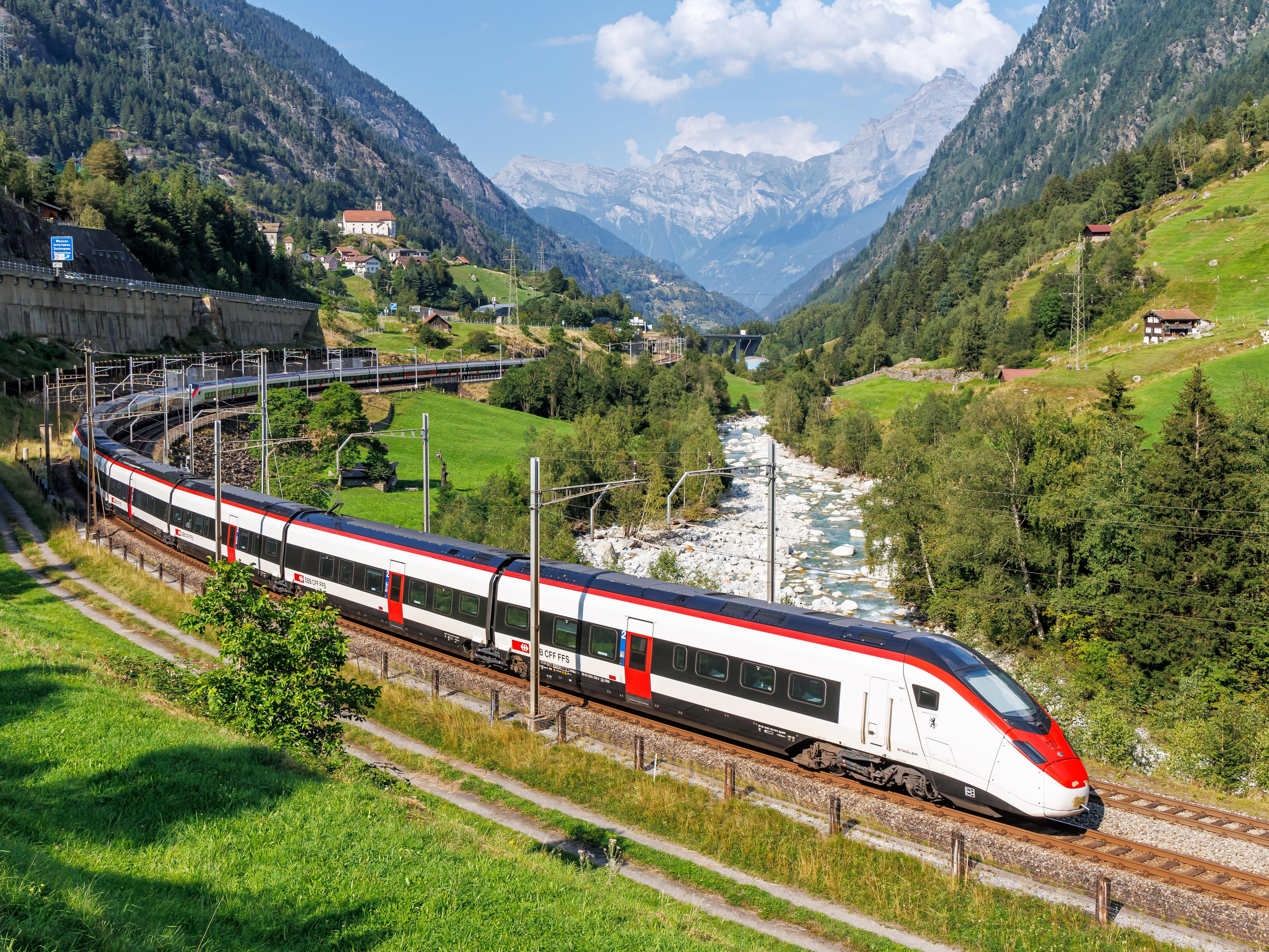 7 things you should never do when traveling by train, according to an