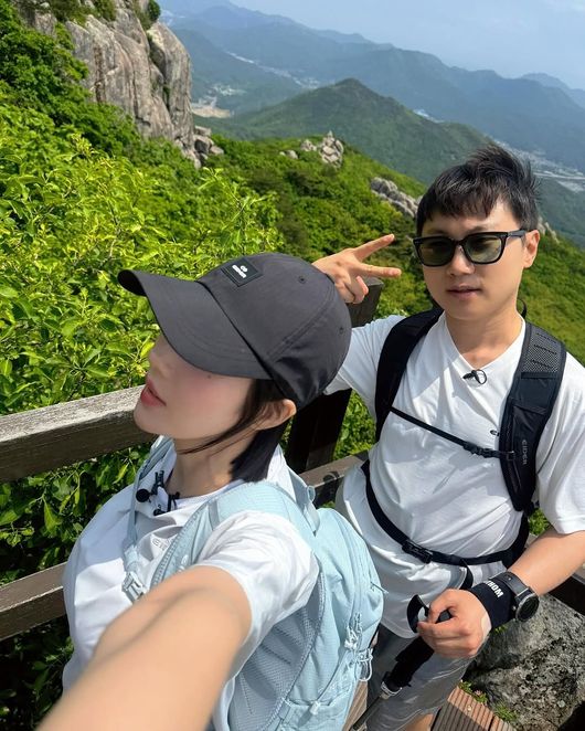 정상에서 포즈를 취하는 권은비