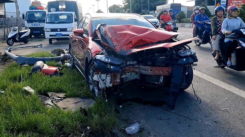 Ô tô con tông gãy trụ đèn trên Quốc lộ 1A