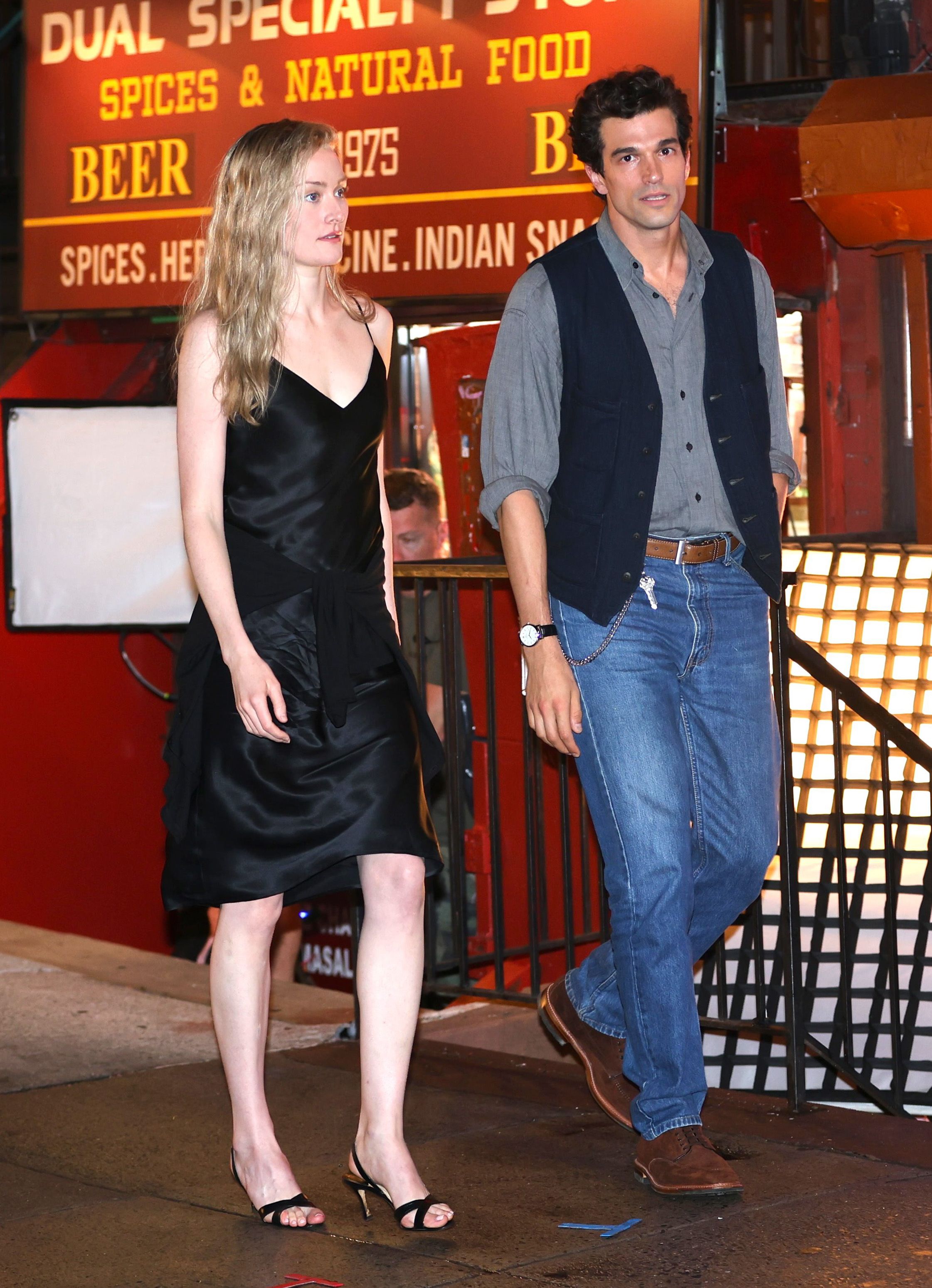 Sarah Pidgeon et Paul Kelly sur le tournage de American Love Story.