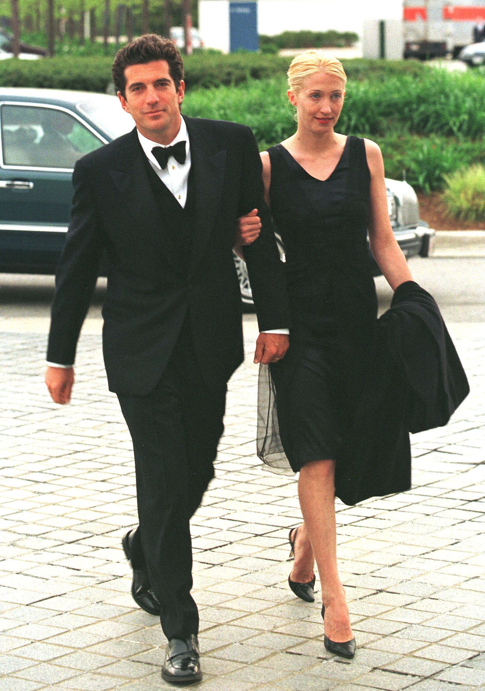 John F. Kennedy Jr. et Carolyn Bessette arrivant à une réception.