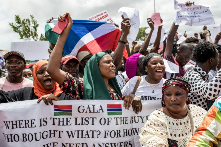 Des manifestantes défilent derrière une banderole le 23 juillet 2025 à Banjul, capitale de la Gambie. Des milliers de personnes ont manifesté pour dénoncer, selon elles, la corruption et la mauvaise gouvernance dans le pays depuis l'arrivée au pouvoir en 2017 du président gambien Adama Barrow