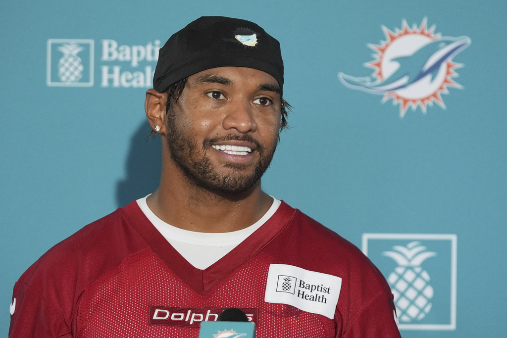 Dolphins' Tua Tagovailoa says rebuilding trust with Tyreek Hill is ongoing