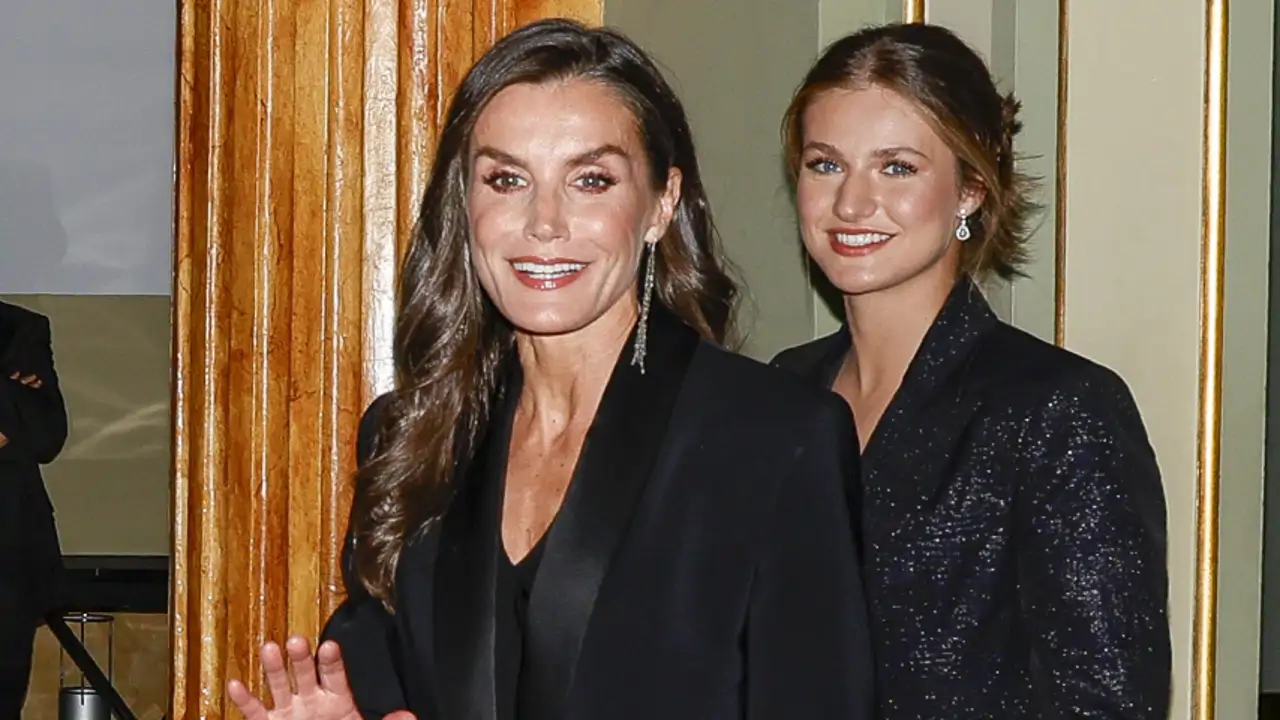 La reina Letizia se atreve con el smoking setentero con pantalones de  campana que más favorecen durante los Premios Princesa de Girona