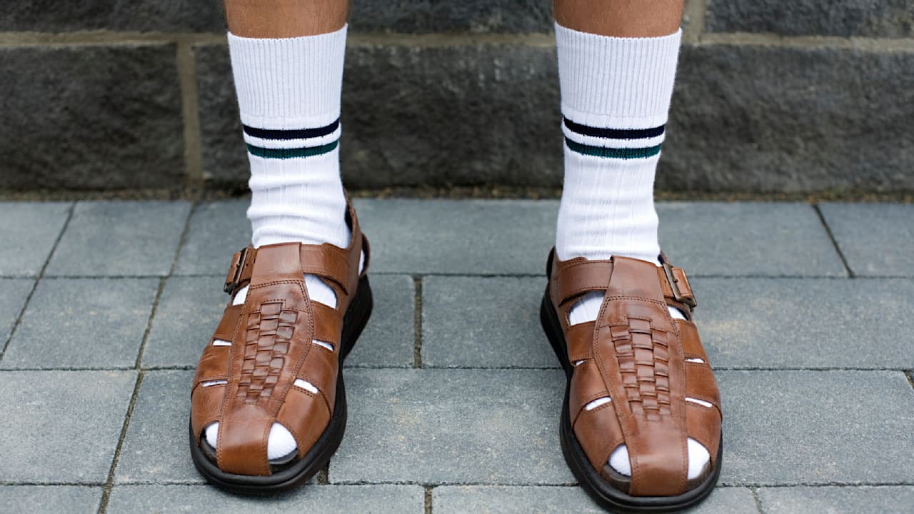 Socken in Sandalen zu tragen, gilt oft als klischeehaft für Deutsche