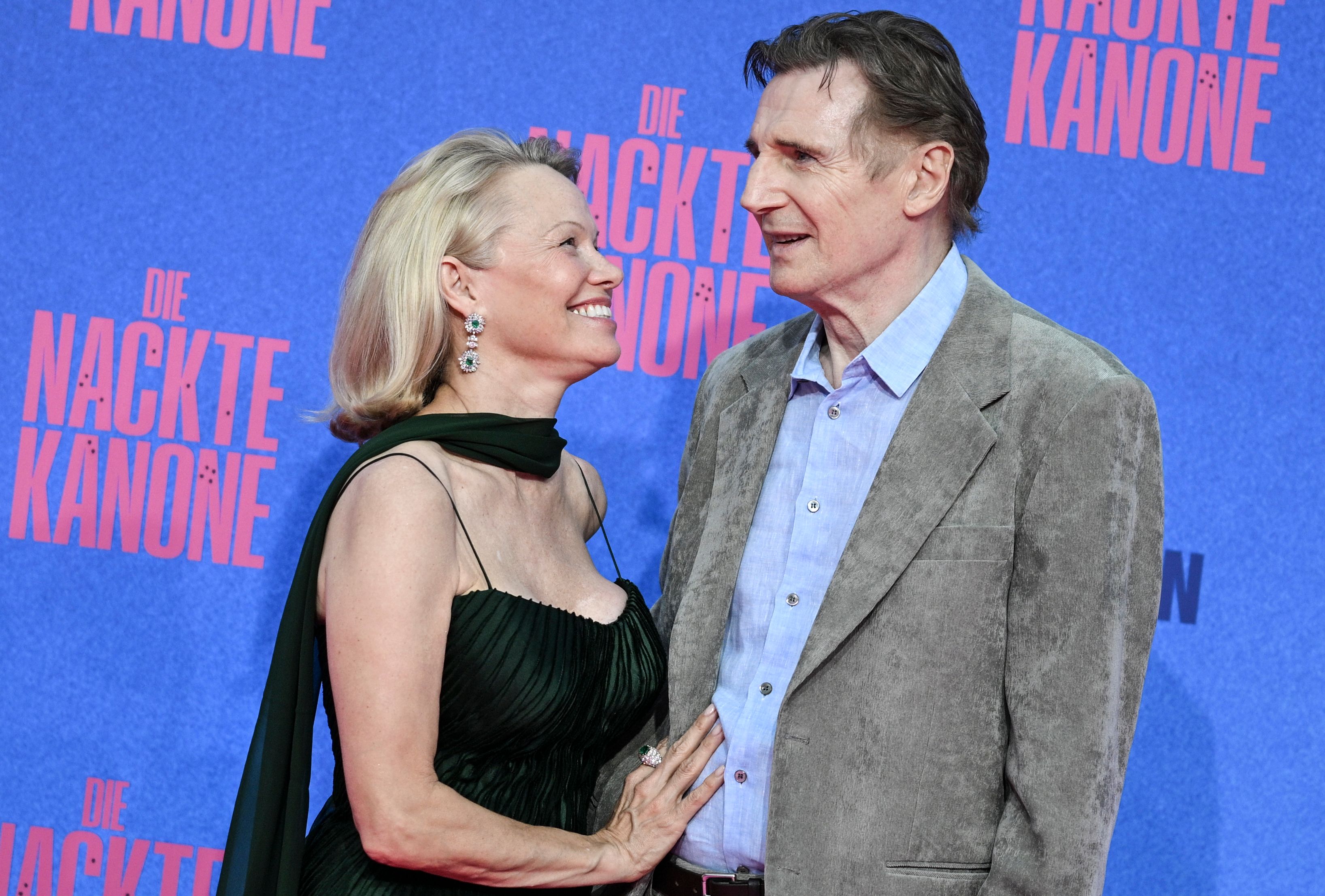 A 58 et 73 ans, Pamela Anderson et Liam Neeson officialisent leur couple sur le tapis rouge de leur nouveau film