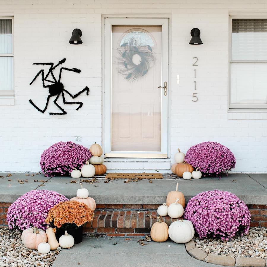 outdoor Halloween decor