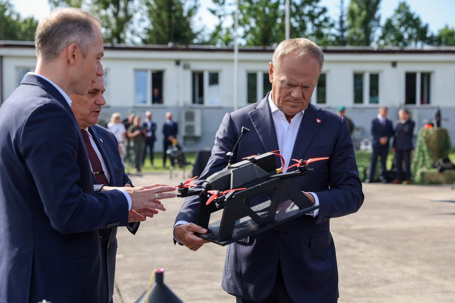 Tusk sprawdzał polskie drony Ten sprzęt ma wzmocnić armię Tusk sprawdzał polskie drony Ten sprzęt ma wzmocnić armię