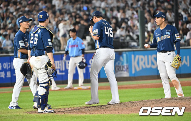 9회말 교체되는 이용찬