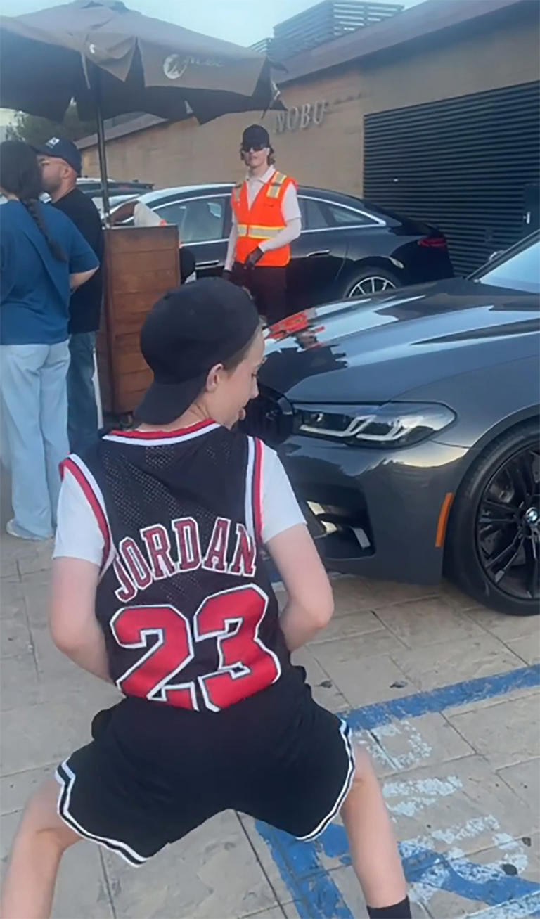 SNL Preview: Felicity Jones Goes 'Rogue' in First 2017 Promo, image size:768x1307