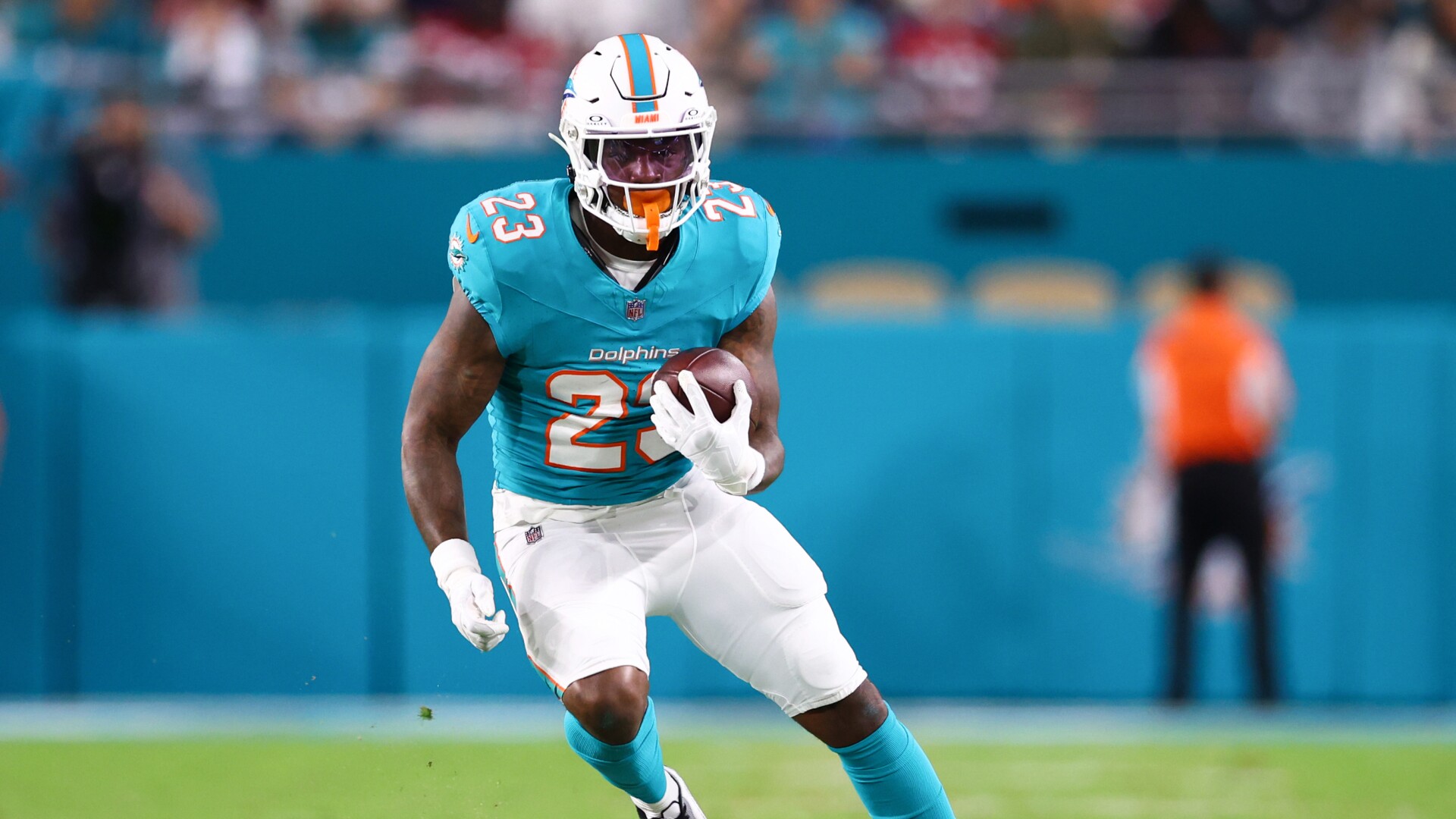 49ers work out RBs Jeff Wilson, D'Ernest Johnson