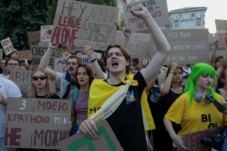 Des manifestants crient des slogans et brandissent des pancartes lors d'une manifestation contre une loi qui supprime l'indépendance des agences de lutte contre la corruption NABU et SAPO, à Kiev, le 24 juillet 2025