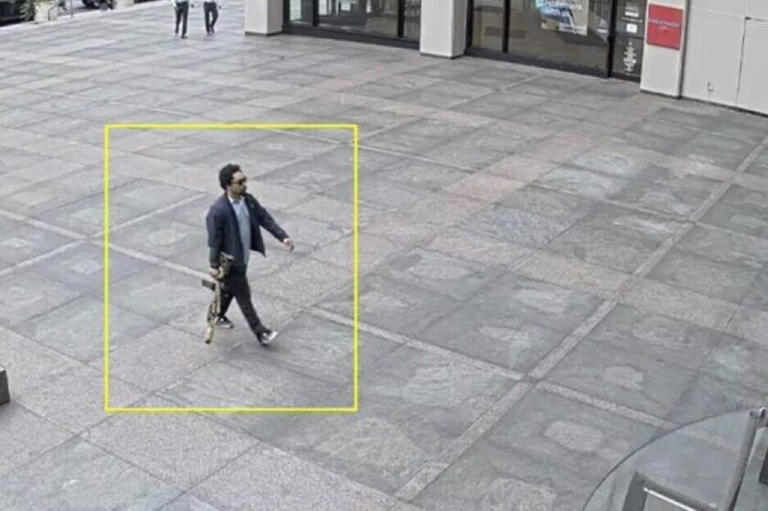 En esta imagen de un video de vigilancia obtenido por The Associated Press, se muestra a Shane Tamura fuera de un edificio de oficinas de Manhattan el lunes 28 de julio de 2025 en Nueva York. ((AP Foto))
