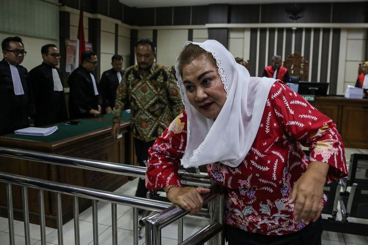 Terdakwa kasus dugaan korupsi pengadaan barang dan jasa tahun 2023-2024 Hevearita Gunaryanti Rahayu (kanan) bersama suaminya Alwin Basri (kedua kanan) berjalan keluar usai menjalani sidang pembacaan tuntutan di Pengadilan Tipikor Kota Semarang, Jawa Tengah, Rabu (30/7/2025). Jaksa Penuntut Umum dari KPK menuntut mantan Wali Kota Semarang Hevearita Gunaryanti Rahayu dengan hukuman enam tahun penjara serta denda Rp500 juta subsider enam bulan kurungan dan pencabutan hak dipilih sebagai pejabat pubik selama dua tahun, sementara untuk suaminya Alwin Basri yang juga mantan Ketua Komisi D DPRD Provinsi Jawa Tengah periode 2019-2024 dituntut hukuman delapan tahun penjara serta denda Rp500 juta subsider enam bulan kurungan. ANTARA FOTO/Makna Zaezar/tom.