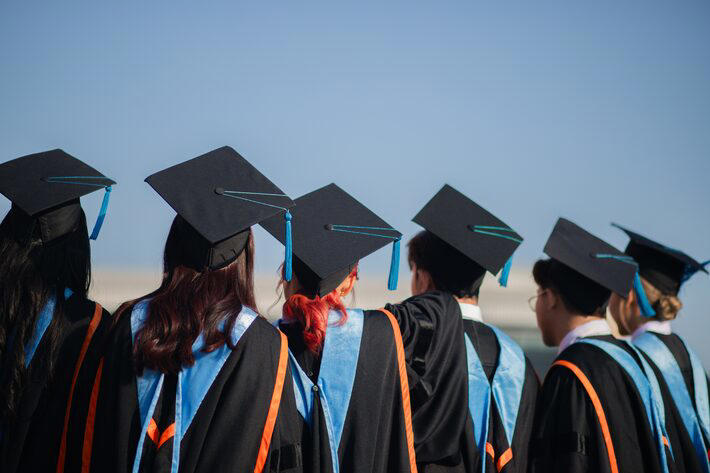 Diploma de graduação ainda é importante para empregabilidade, apontam pesquisas. Foto: zaha:photography/Adobe Stock