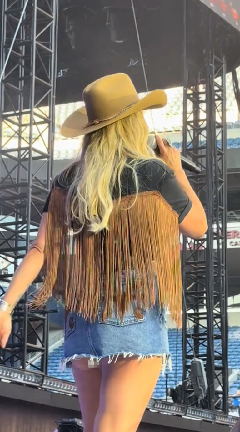 Miranda Lambert suffers cheeky wardrobe malfunction onstage ‘Can’t