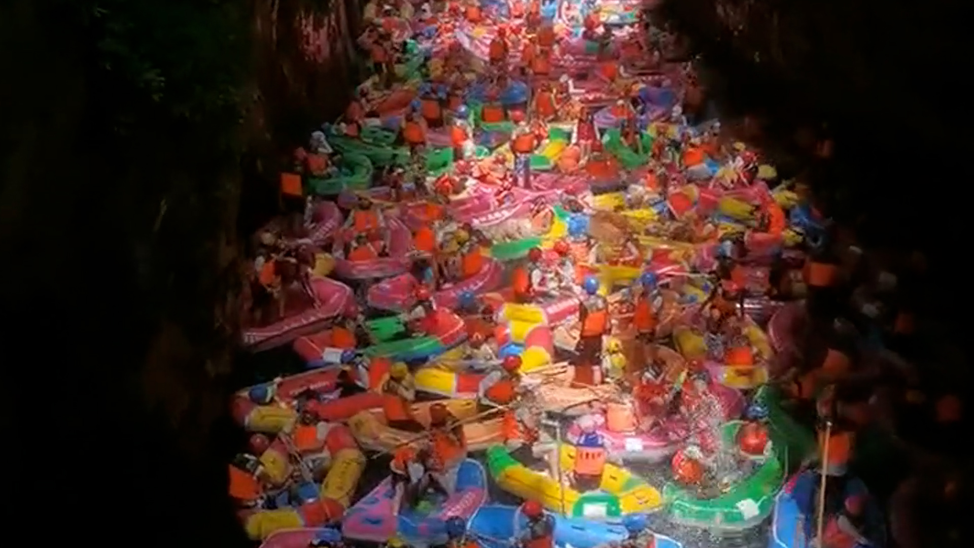 Overcrowding leaves tourists stranded during rafting trip