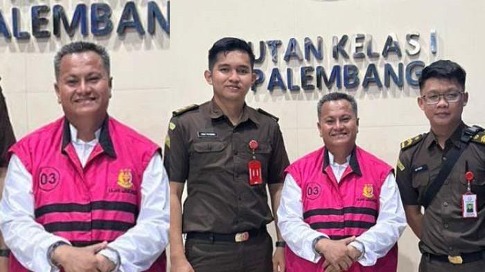 Terdakwa Saharudin bersama petugas kejaksaan sebelum sidang di Pengadilan Tipikor Palembang, Rabu (30/7/2025). BLT Hingga Gaji Marbot Masjid Dikorupsi, Eks Kades Lubuk Mas Muratara Divonis 5 Tahun Penjara (Tribun Sumsel)