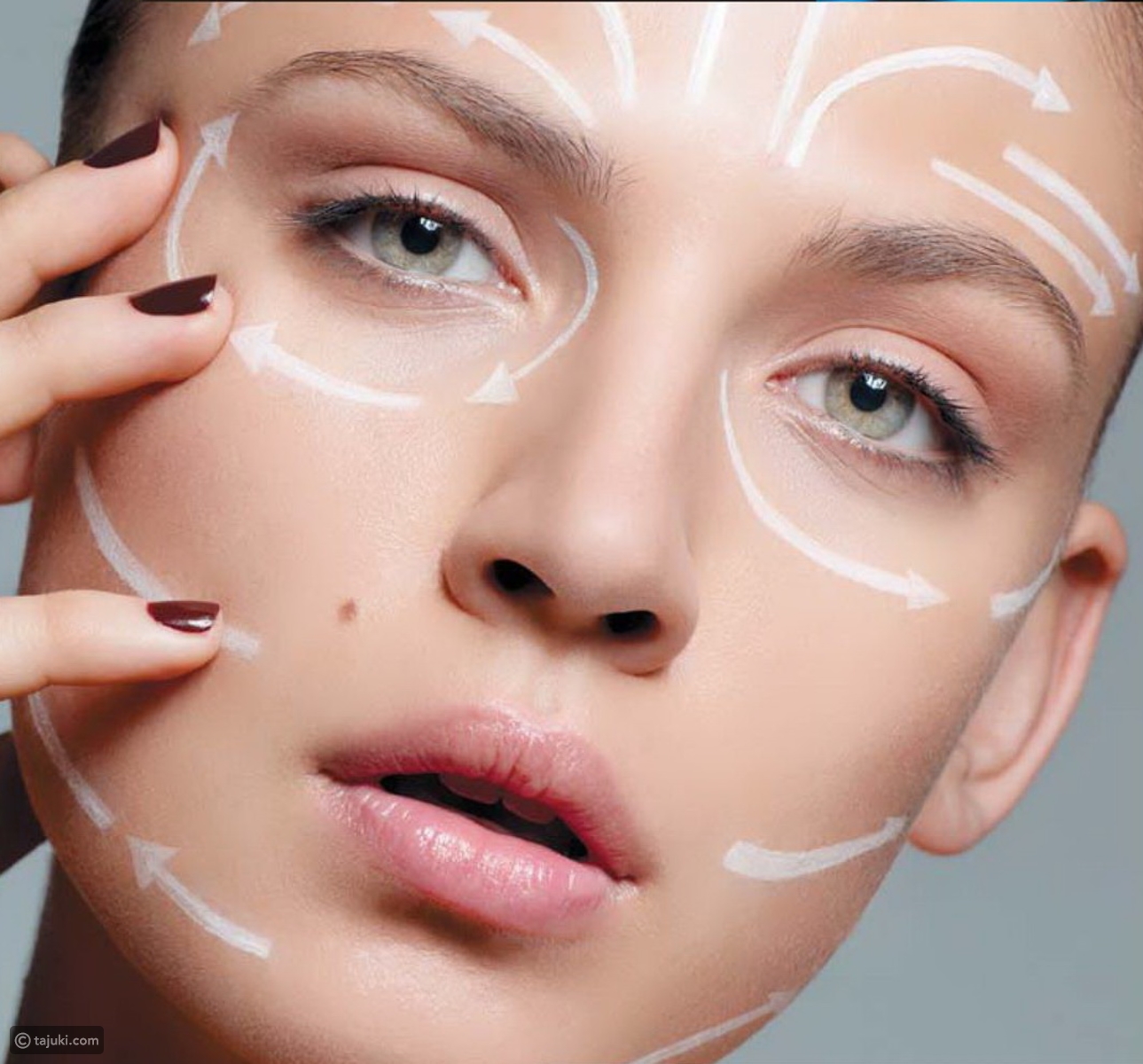 فتاة تضع واق الشمس في مناطق معينة من الوجه