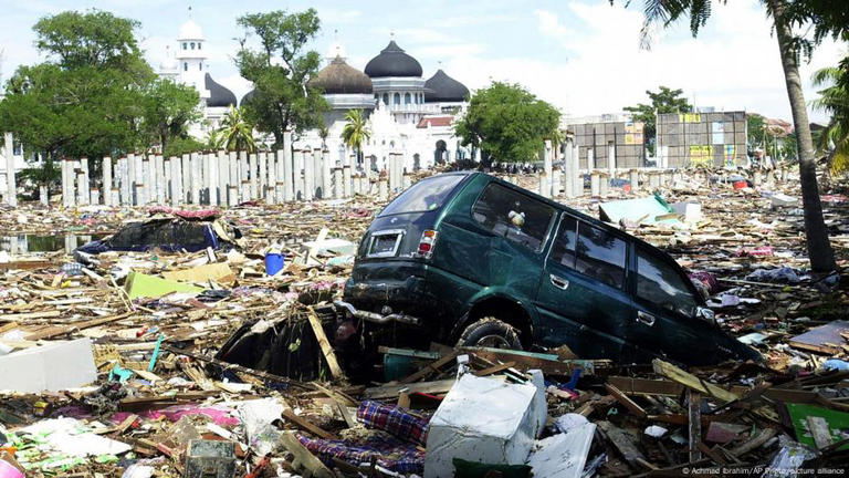 O tsunami de dezembro de 2004 deixou cerca de 230.000 mortos em diferentes países banhados pelo Oceano Pacífico