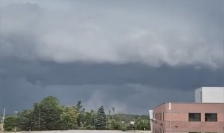Massive Shelf Cloud Looms Over Ontario