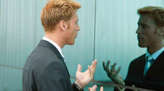 Qué significa que alguien hable solo y en voz alta, según la psicología