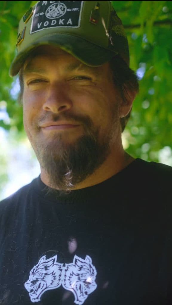 Jason Momoa documentó su transformación al afeitarse por primera vez en 6 años.