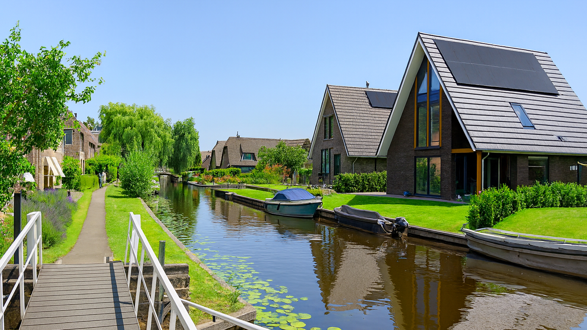 belt-schutsloot-rustig-waterdorp-in-nationaal-park-weerribben-wieden-4k
