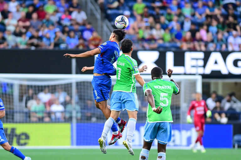  Angel Sepulveda (L) of Cruz Azul fights for the ball with Cristian Roldan (R) of Seattle Sounders during the match between Cruz Azul and Seattle Sounders as part of Phase One of the Leagues Cup 2025 at Lumen Field Stadium on July 31, 2024 in Seattle, Washington, United States.