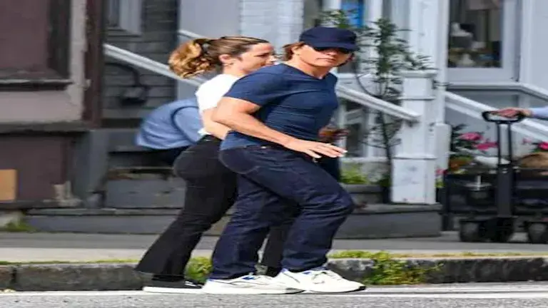 توم كروز وانا دي ارماس يتجولان في شوارع لندن