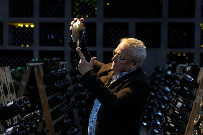 Le directeur général de Graham Beck, Pieter Ferreira, observe un bouteille de Cap Classique, le vin pétillant local à Robertson en Afrique du Sud, le 30 juillet 2025.
