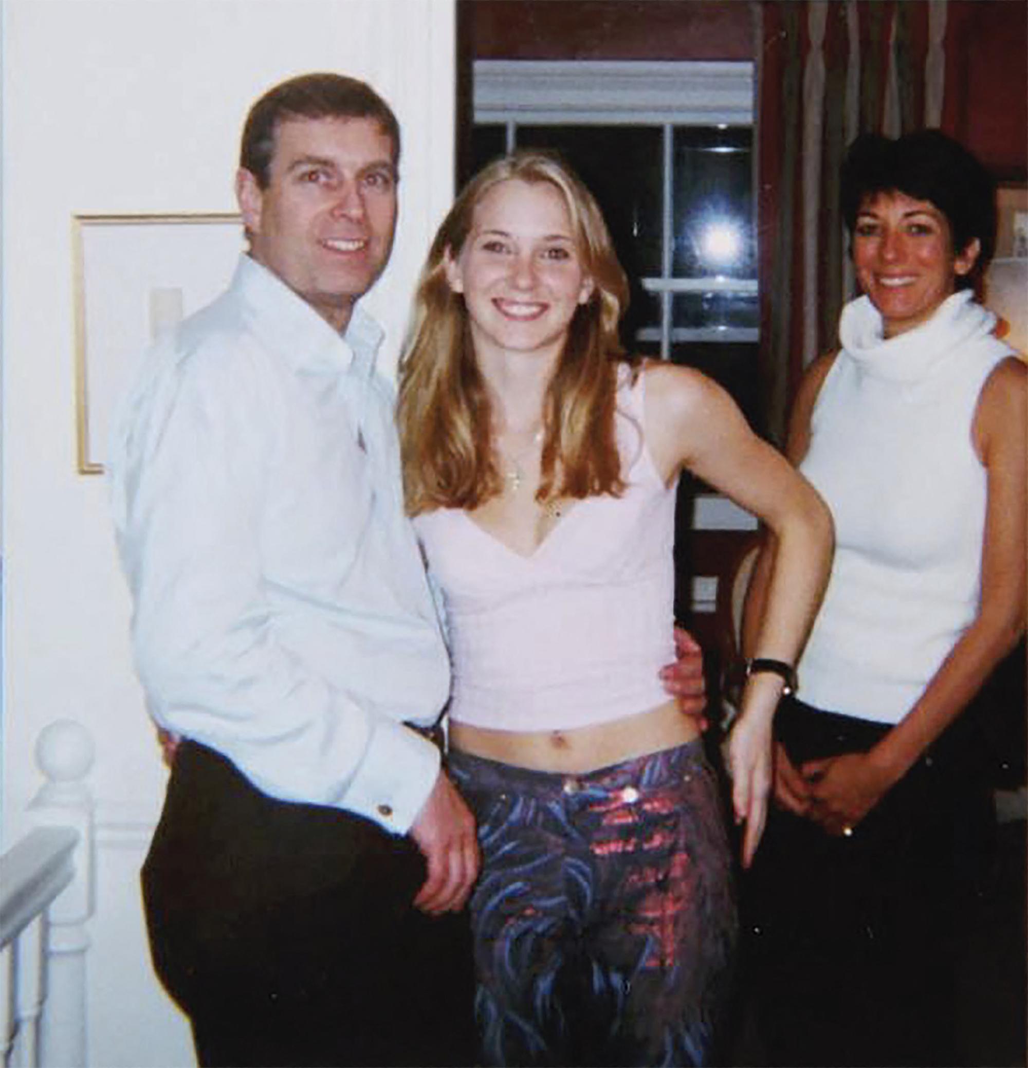 Le prince Andrew, Virginia Giuffre et Ghislaine Maxwell posant pour une photo (non datée)