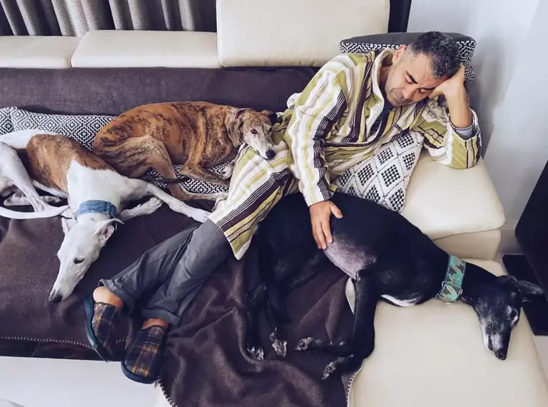 Jorge Javier Vázquez en el sofá de su salón, junto a sus mascotas. 