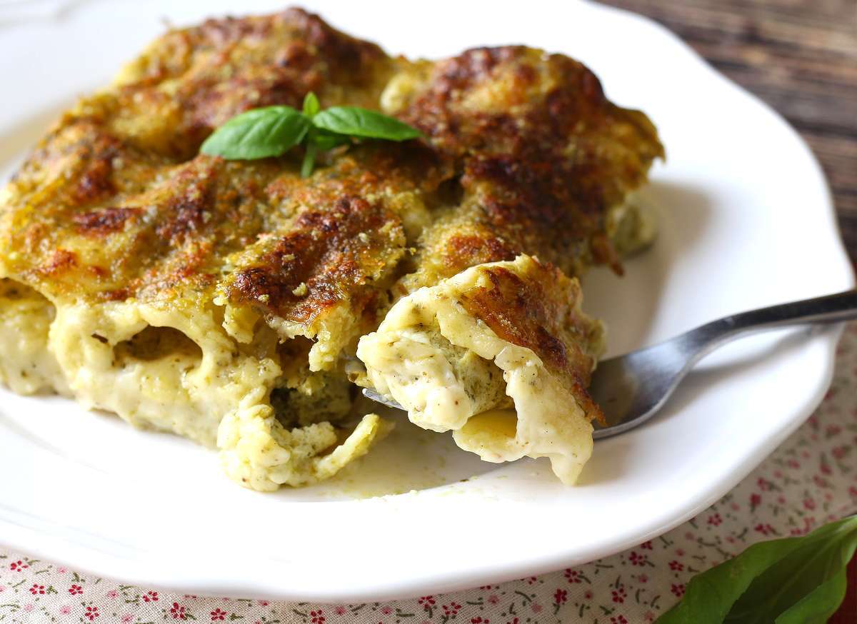 Überbackene cannelloni mit cremigem pesto: das einfache und leckere rezept