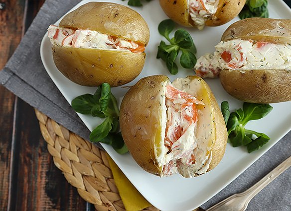 Kartoffeln gefüllt mit räucherlachs und frischkäse