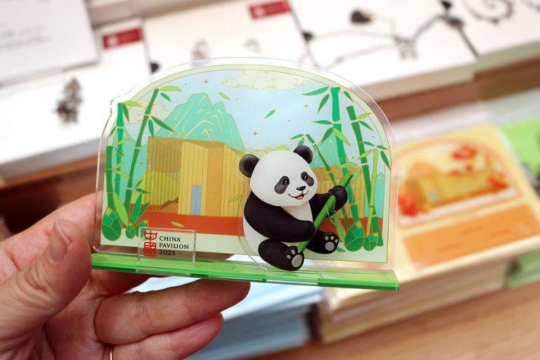【激レア】万博　中国館　ピンバッジなど4個セット　パビリオン　パンダ 大阪万博】中国パビリオン パンダ バッジ - メルカリ