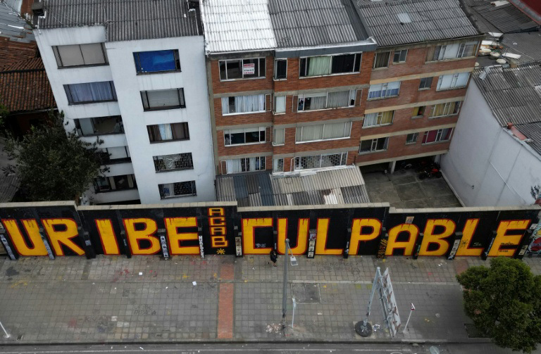 Ex presidente condenado Uribe aguarda para saber pena na Colômbia Ex presidente condenado Uribe aguarda para saber pena na Colômbia