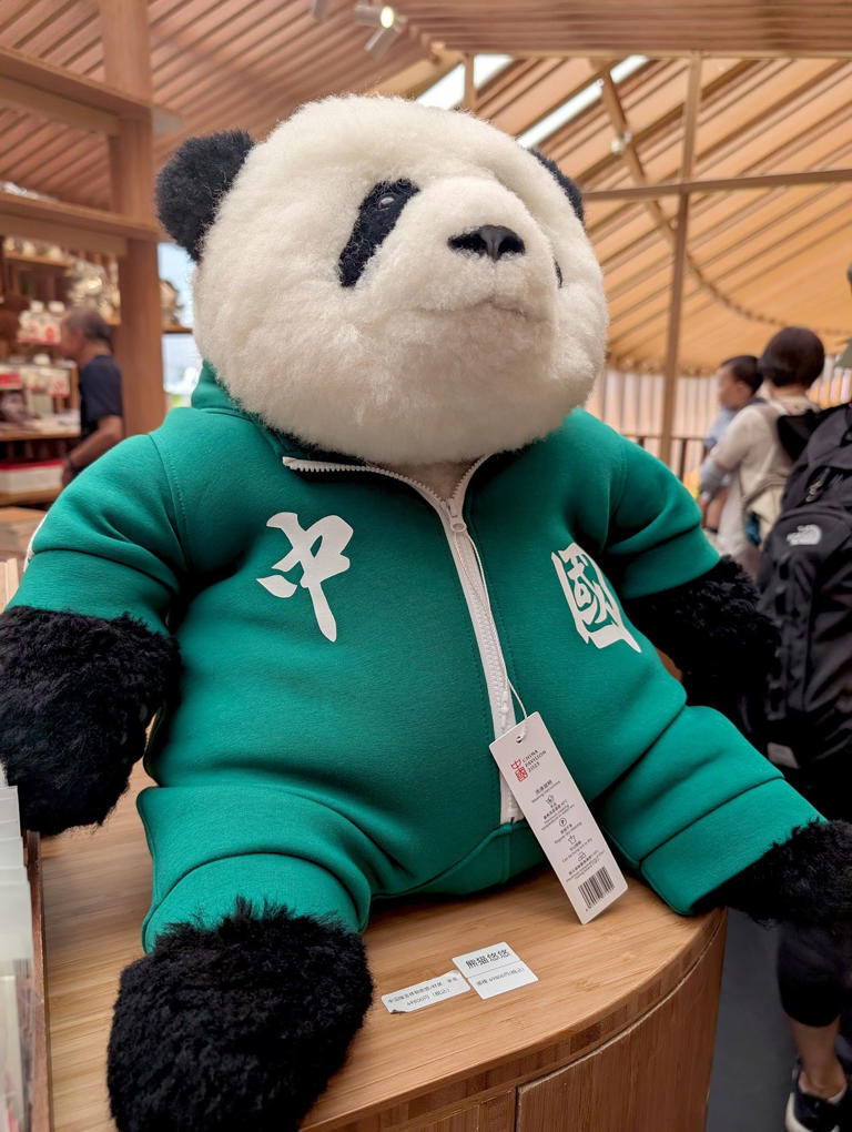 【激レア】万博　中国館　ピンバッジなど4個セット　パビリオン　パンダ 大阪万博 中国館 ピンバッジ 4種セット（春夏秋冬パンダ） - メルカリ