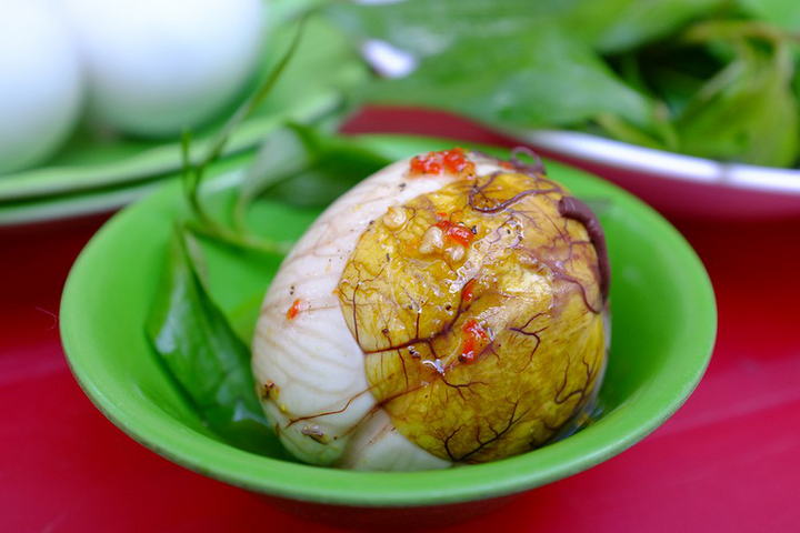 Không nên ăn quá nhiều trứng vịt lộn. (Ảnh: Hồng Ngọc)