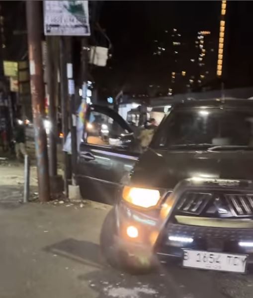 Pria Paruh Baya Bawa Pajero Sport dan Pamer Pistol, Klaim sebagai Aparat