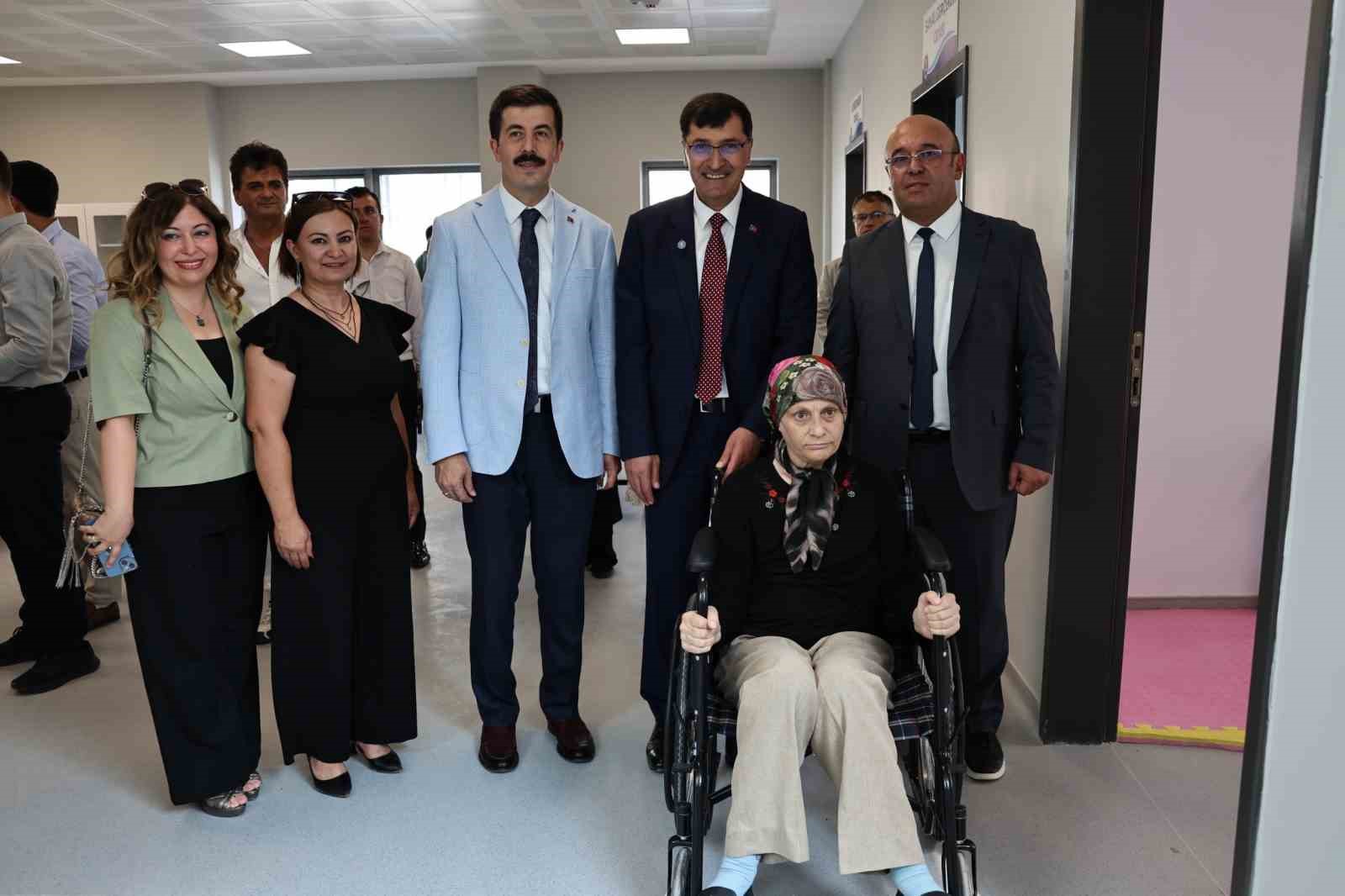 KÜTAHYA’DA YAŞLI VE ENGELLİ GÜNDÜZ YAŞAM MERKEZİ AÇILDI