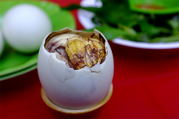 Có nhiều cách phân biệt trứng vịt lộn già và non. (Ảnh minh họa: Viện Y Học Cổ Truyền)