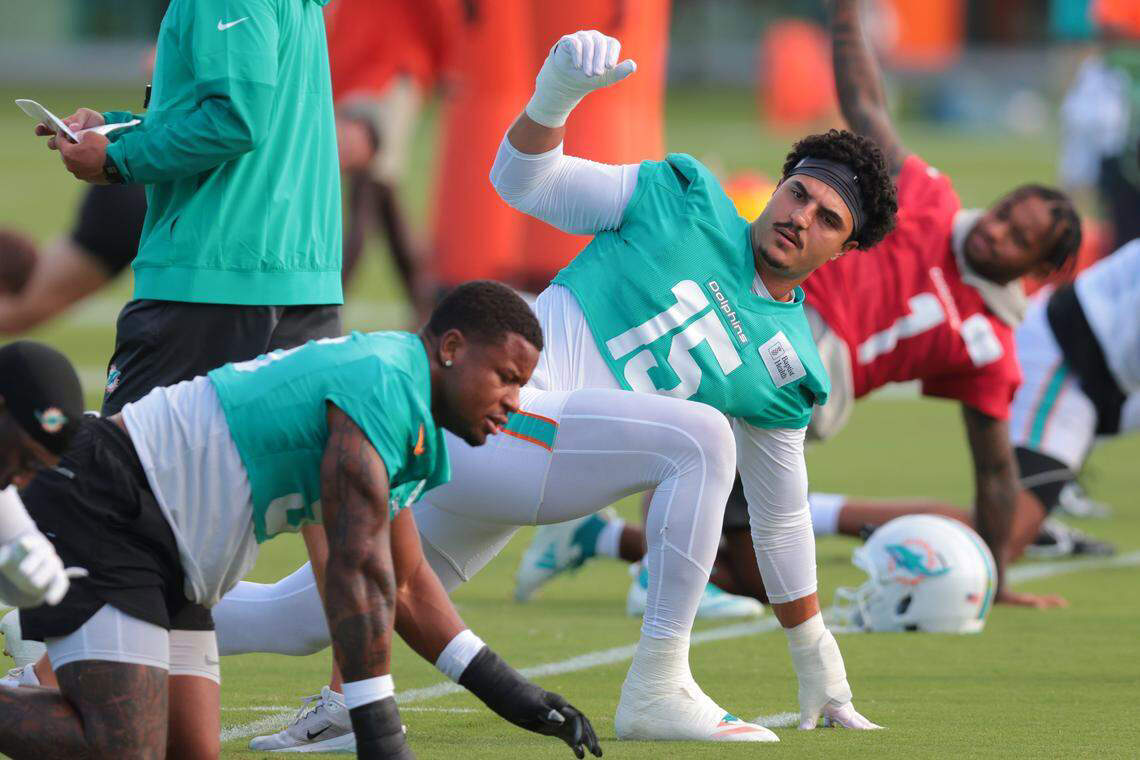 Dolphins #39 Jaelan Phillips leaves practice with apparent knee injury Dolphins #39 Jaelan Phillips leaves practice with apparent knee injury