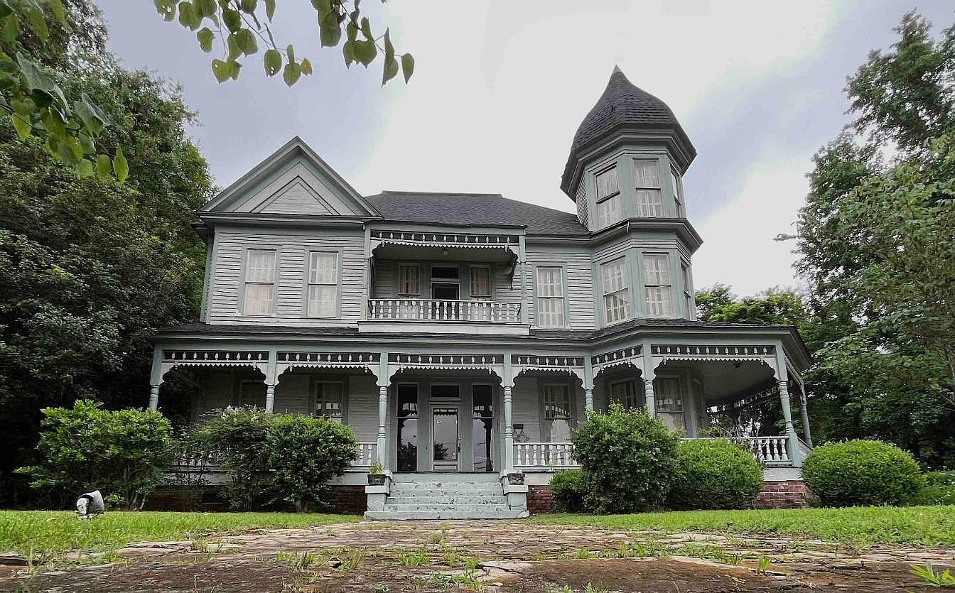 Storied 1884 Queen Anne Gem in Kosciusko, MS with 5 Bedrooms, Tower ...