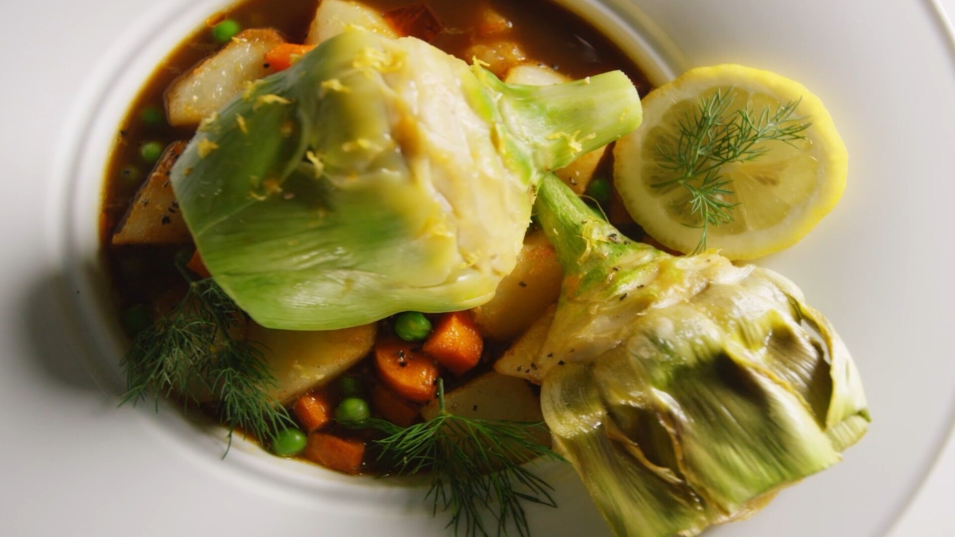 Herzhafter vegetarischer Eintopf mit Artischocken, Kartoffeln und ...